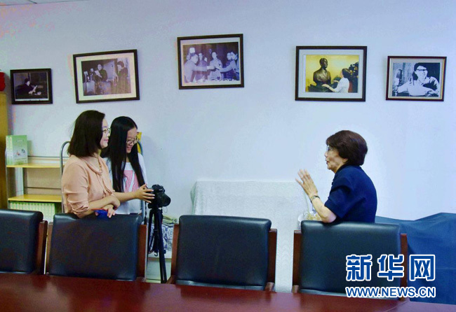 播音室里跟打仗一樣。從夜不能寐的緊張，到全神貫注的投入，用良好的習(xí)慣和過硬的專業(yè)素質(zhì)來化險(xiǎn)為夷。