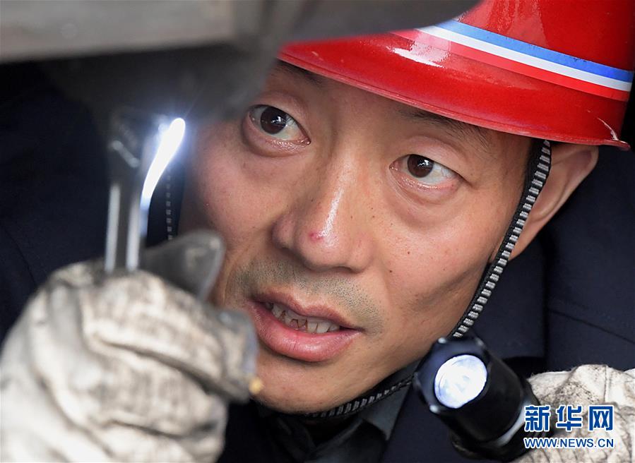 （圖片故事）（3）&ldquo;機(jī)車醫(yī)生&rdquo;李向前：&ldquo;望聞問切&rdquo;保安全