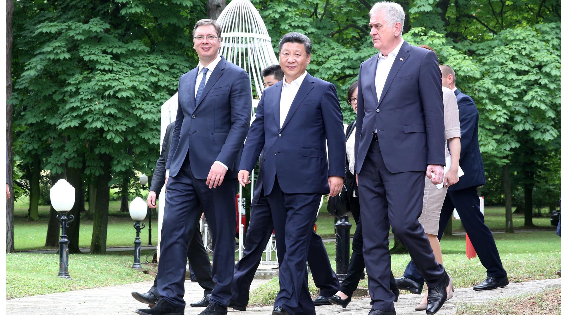 習(xí)近平出席塞爾維亞總統(tǒng)尼科利奇、總理武契奇共同舉行的午宴