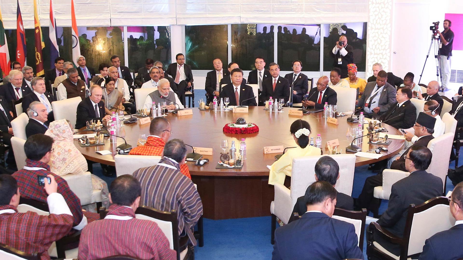 習(xí)近平出席金磚國家領(lǐng)導(dǎo)人同&ldquo;環(huán)孟加拉灣多領(lǐng)域經(jīng)濟(jì)技術(shù)合作倡議&rdquo;成員國領(lǐng)導(dǎo)人對話會