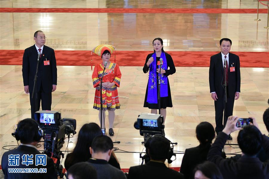 （十九大&middot;黨代表通道）（22）采訪(fǎng)黨代表