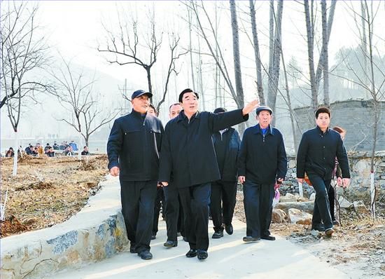 11月27日，省委書(shū)記、省人大常委會(huì)主任張慶黎到加強(qiáng)基層建設(shè)年活動(dòng)聯(lián)系點(diǎn)淶水縣悟空寺村看望慰問(wèn)村民，向當(dāng)?shù)馗刹咳罕娦v黨的十八大精神。這是張慶黎在悟空寺村詳細(xì)了解村容村貌的建設(shè)情況。郭昭 攝