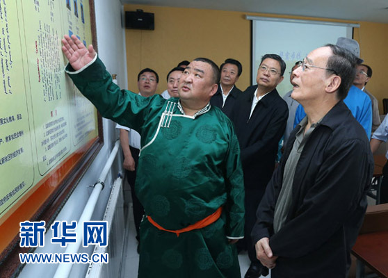 這是7月3日，王岐山在巴彥德力格爾嘎查&ldquo;兩委&rdquo;活動(dòng)室了解基層黨建情況。新華社記者 龐興雷 攝