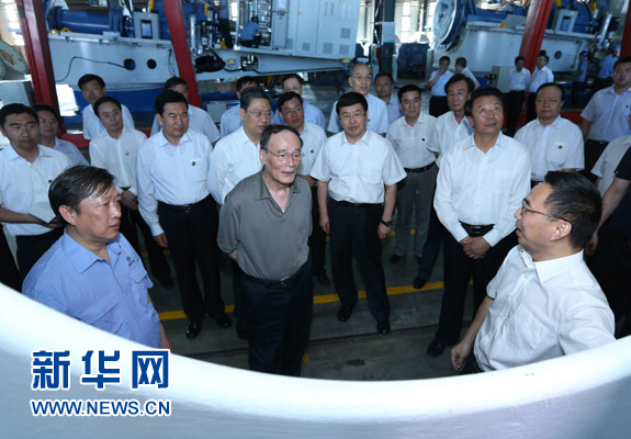 這是7月3日，王岐山在內(nèi)蒙古海裝風(fēng)電設(shè)備有限公司考察。新華社記者 龐興雷 攝 