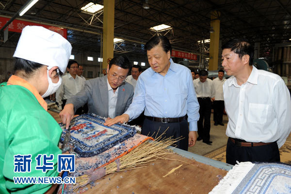 這是7月18日，劉云山在青海藏羊地毯集團(tuán)有限公司調(diào)研。新華社記者 饒愛(ài)民 攝
