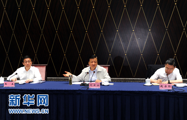 部分省區(qū)市教育實(shí)踐活動(dòng)工作座談會(huì)近日先后在西寧、上海召開，中共中央政治局常委、中央黨的群眾路線教育實(shí)踐活動(dòng)領(lǐng)導(dǎo)小組組長(zhǎng)劉云山出席并講話。這是7月23日，劉云山出席上海座談會(huì)并講話。新華社記者 饒愛民 攝 