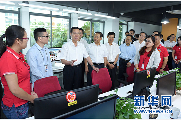9月16日至18日，中共中央政治局常委、國務(wù)院副總理張高麗在廣西調(diào)研。這是9月17日，張高麗在南寧美麗傳說公司調(diào)研承接產(chǎn)業(yè)轉(zhuǎn)移和開展跨境電子商務(wù)情況。 新華社記者張鐸攝 