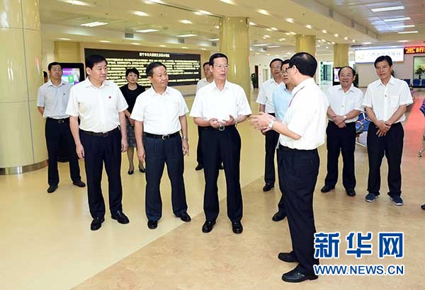 9月16日至18日，中共中央政治局常委、國務(wù)院副總理張高麗在廣西調(diào)研。這是9月17日，張高麗在南寧市公共資源交易中心對(duì)外服務(wù)大廳了解自治區(qū)簡政放權(quán)有關(guān)工作。 新華社記者張鐸攝