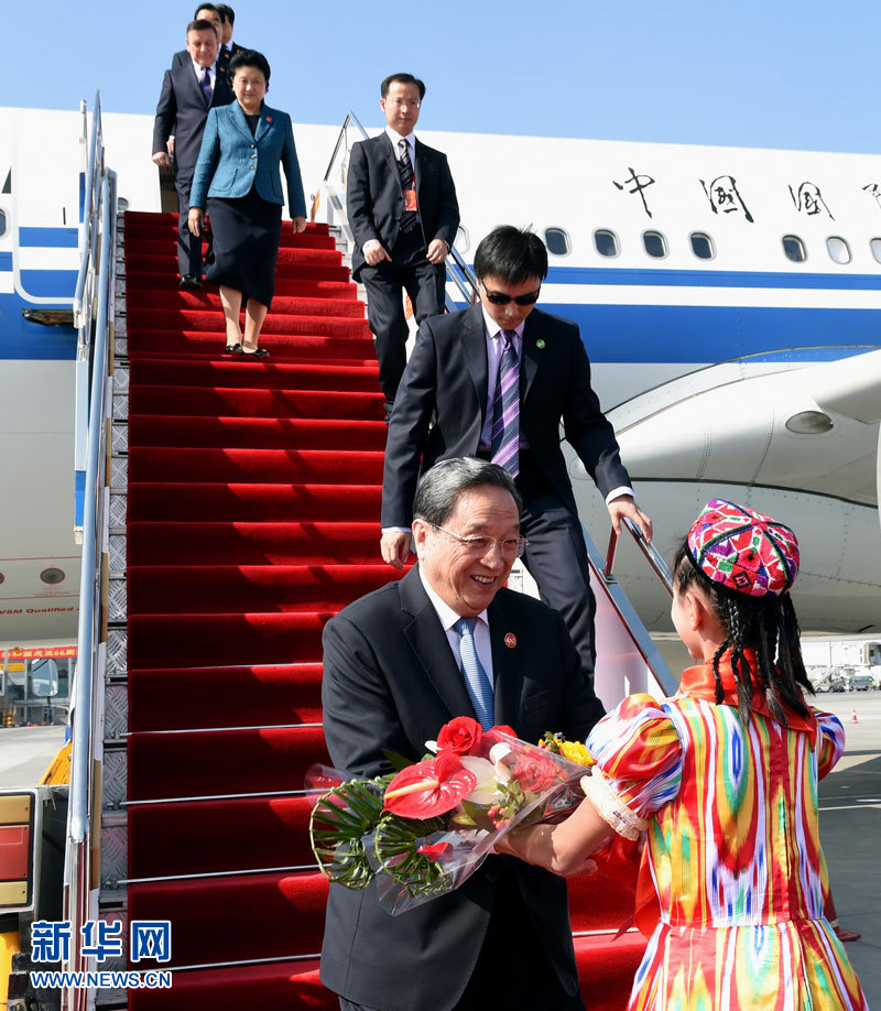 9月25日，以中共中央政治局常委、全國(guó)政協(xié)主席俞正聲為團(tuán)長(zhǎng)的中央代表團(tuán)飛抵烏魯木齊，出席新疆維吾爾自治區(qū)成立60周年慶祝活動(dòng)。新華社記者 饒愛民 攝