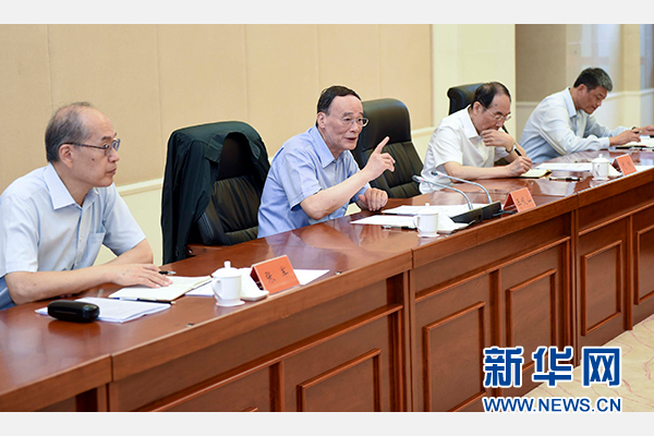 9月24日至26日，中共中央政治局常委、中央紀(jì)委書記王岐山在福建調(diào)研。這是9月25日，王岐山在上杭縣古田鎮(zhèn)主持召開(kāi)座談會(huì)，聽(tīng)取黨員和群眾代表對(duì)修訂廉政準(zhǔn)則和黨紀(jì)處分條例的意見(jiàn)建議。新華社記者張鐸攝