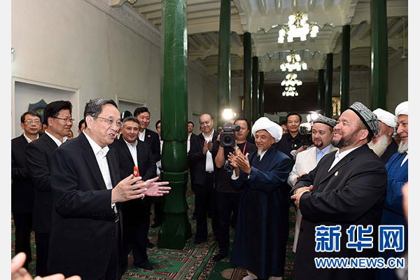 9月26日，中共中央政治局常委、全國政協(xié)主席、中央代表團(tuán)團(tuán)長俞正聲率中央代表團(tuán)部分成員赴喀什看望各族干部群眾。這是俞正聲等來到喀什市艾提尕爾清真寺，與喀什地區(qū)宗教人士代表交流。新華社記者 饒愛民 攝  