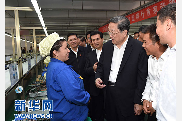 這是俞正聲等在喀什經(jīng)濟(jì)開發(fā)區(qū)深圳產(chǎn)業(yè)園視察電子產(chǎn)品生產(chǎn)線，并與現(xiàn)場工人親切交流。新華社記者 饒愛民 攝