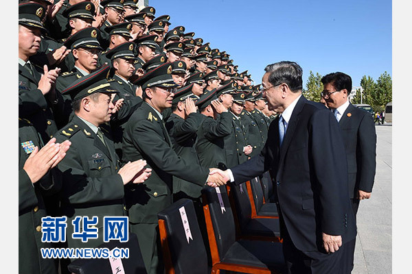 這是俞正聲等赴南疆軍區(qū)慰問，會見官兵代表。新華社記者 饒愛民 攝