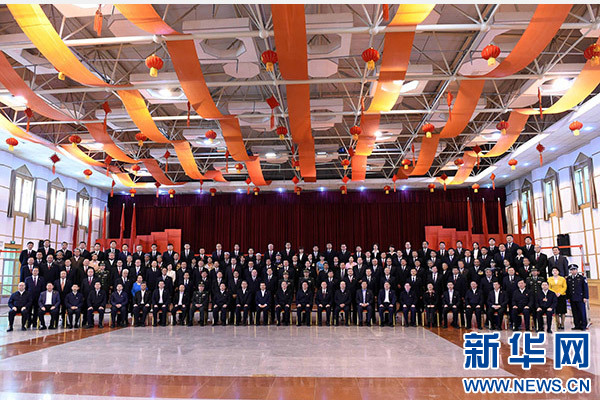 這是俞正聲同喀什地區(qū)有關(guān)負(fù)責(zé)同志、各界人士代表、援疆干部代表合影留念。新華社記者 饒愛民 攝