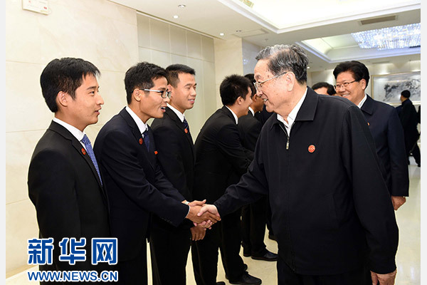 這是俞正聲會見在喀什地區(qū)鄉(xiāng)鎮(zhèn)工作的內(nèi)地高校畢業(yè)生代表。新華社記者 饒愛民 攝