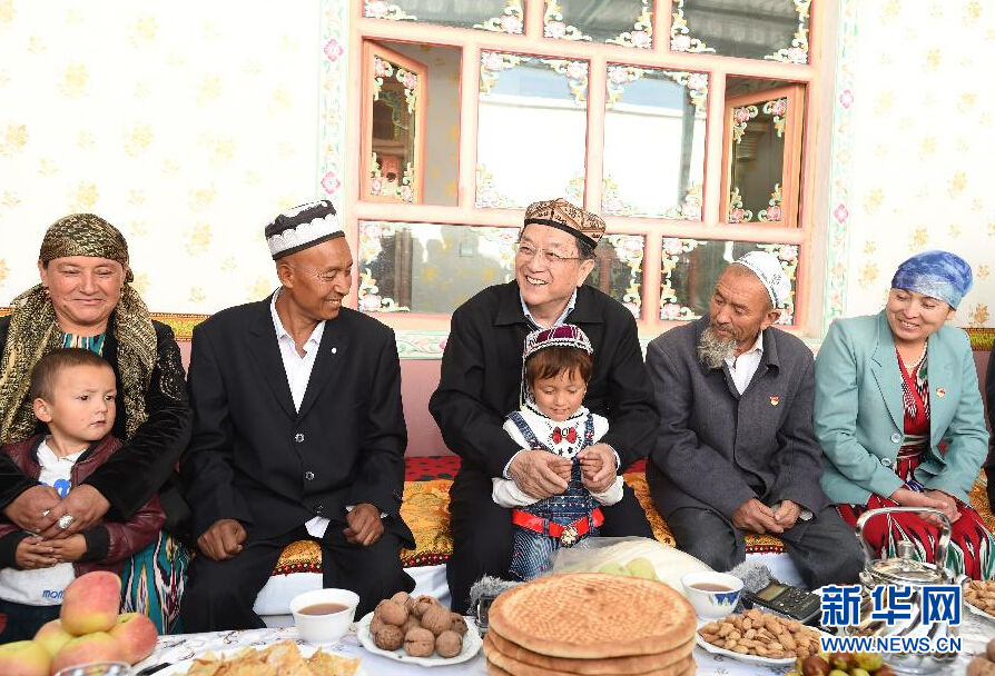 9月27日，中共中央政治局常委、全國政協(xié)主席、中央代表團(tuán)團(tuán)長俞正聲率中央代表團(tuán)部分成員赴喀什地區(qū)莎車縣看望各族干部群眾。這是俞正聲在莎車縣艾力西湖鎮(zhèn)21村看望維吾爾族村民阿布來提&middot;阿不力孜一家。新華社記者 高潔 攝