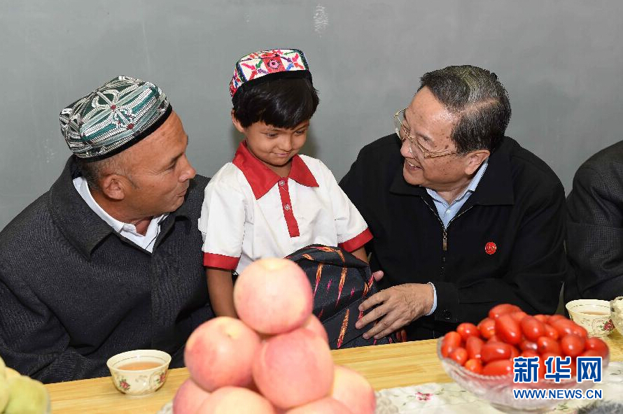 9月27日，中共中央政治局常委、全國政協(xié)主席、中央代表團(tuán)團(tuán)長俞正聲率中央代表團(tuán)部分成員赴喀什地區(qū)莎車縣看望各族干部群眾。這是俞正聲到新疆生產(chǎn)建設(shè)兵團(tuán)第三師莎車農(nóng)場維吾爾族團(tuán)場職工家中看望，并向小朋友贈送學(xué)習(xí)用品。新華社記者 饒愛民 攝