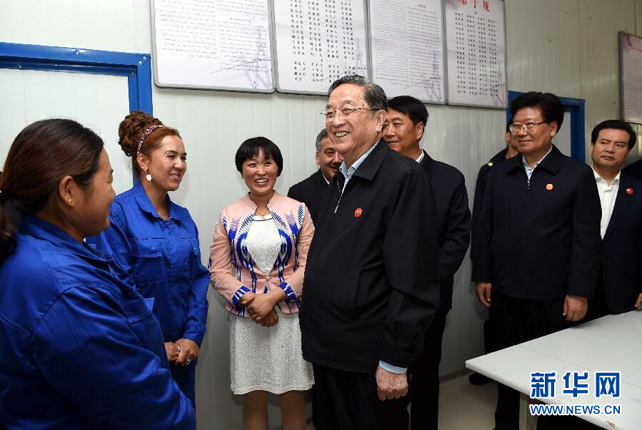 9月27日，中共中央政治局常委、全國政協(xié)主席、中央代表團(tuán)團(tuán)長俞正聲率中央代表團(tuán)部分成員來到新疆英吉沙縣喀什中興手套有限公司考察。新華社記者 饒愛民 攝 