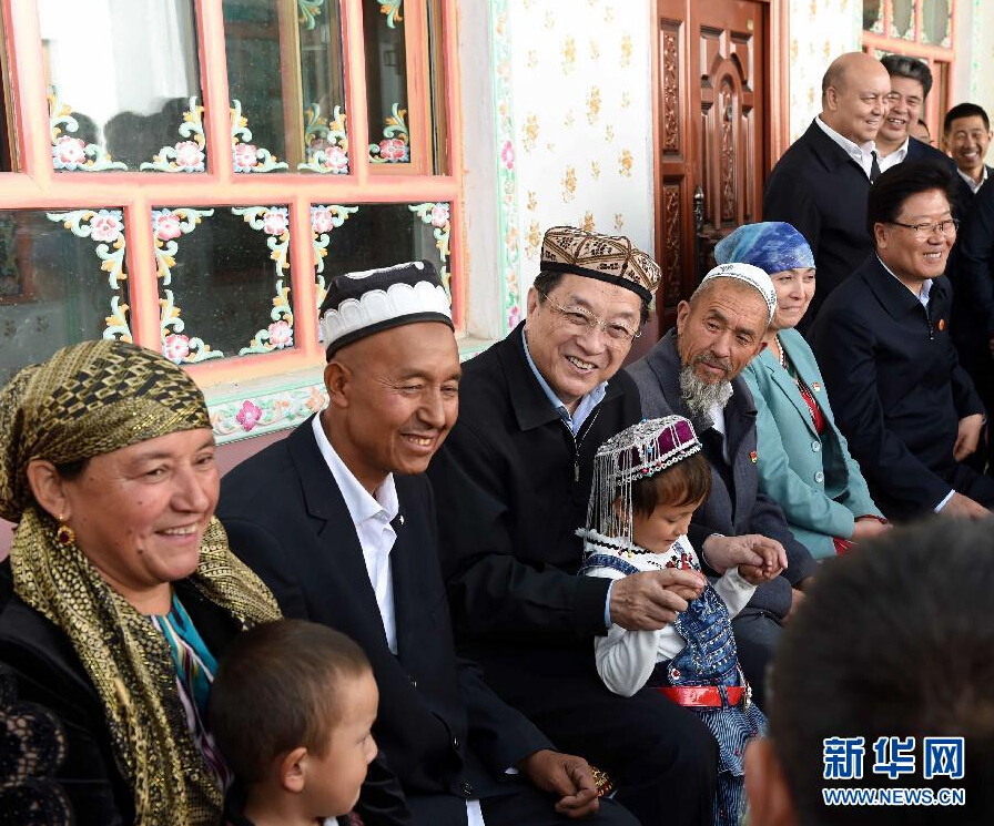 9月27日，中共中央政治局常委、全國政協(xié)主席、中央代表團(tuán)團(tuán)長俞正聲率中央代表團(tuán)部分成員赴喀什地區(qū)莎車縣看望各族干部群眾。這是俞正聲在莎車縣艾力西湖鎮(zhèn)21村看望維吾爾族村民阿布來提&middot;阿不力孜一家。新華社記者 饒愛民 攝