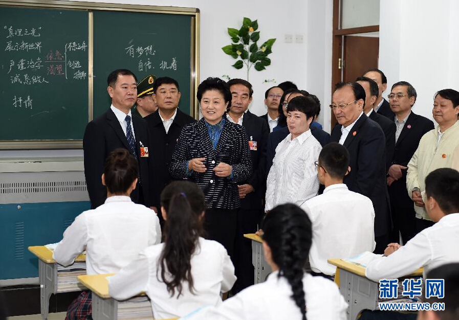 9月27日，中共中央政治局委員、國務(wù)院副總理、中央代表團(tuán)副團(tuán)長劉延?xùn)|率中央代表團(tuán)分團(tuán)，帶著黨中央、國務(wù)院的親切關(guān)懷和全國各族人民的深切情誼，來到和田地區(qū)、阿克蘇地區(qū)慰問各族干部群眾，并祝賀大家中秋節(jié)快樂。這是劉延?xùn)|視察對口援建的和田天津中學(xué)。新華社記者 張領(lǐng) 攝