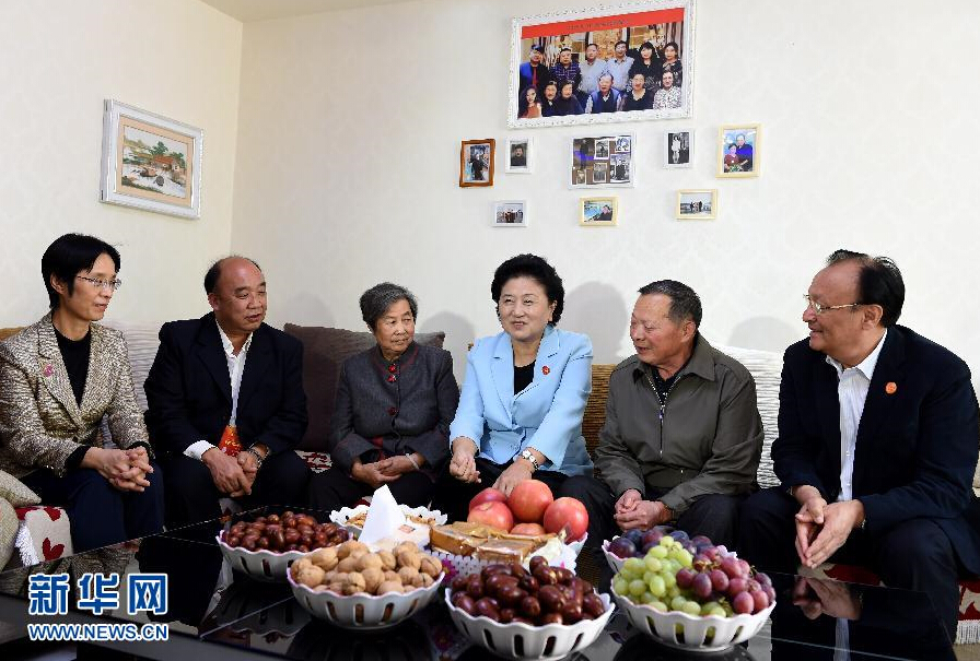 9月27日，中共中央政治局委員、國務(wù)院副總理、中央代表團(tuán)副團(tuán)長劉延?xùn)|率中央代表團(tuán)分團(tuán)，帶著黨中央、國務(wù)院的親切關(guān)懷和全國各族人民的深切情誼，來到和田地區(qū)、阿克蘇地區(qū)慰問各族干部群眾，并祝賀大家中秋節(jié)快樂。這是劉延?xùn)|來到新疆生產(chǎn)建設(shè)兵團(tuán)第一師五團(tuán)團(tuán)場退休職工包春祥家中慰問。新華社記者 張領(lǐng) 攝