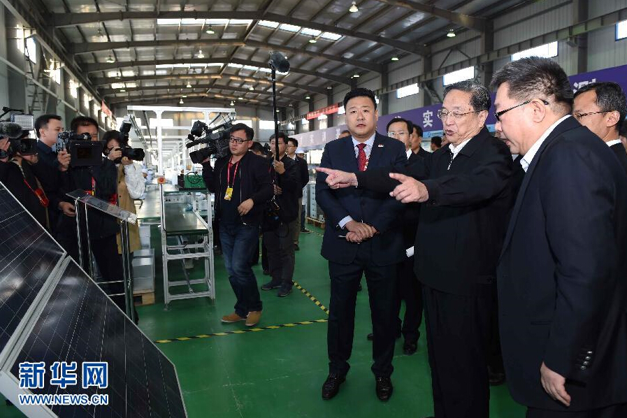 9月28日，中共中央政治局常委、全國(guó)政協(xié)主席、中央代表團(tuán)團(tuán)長(zhǎng)俞正聲率中央代表團(tuán)部分成員赴祖國(guó)最西端的新疆克孜勒蘇柯?tīng)柨俗巫灾沃菘赐繂?wèn)各族干部群眾。這是俞正聲來(lái)到阿圖什市昆山產(chǎn)業(yè)園新疆中興能源公司視察工作。新華社記者 饒愛(ài)民 攝