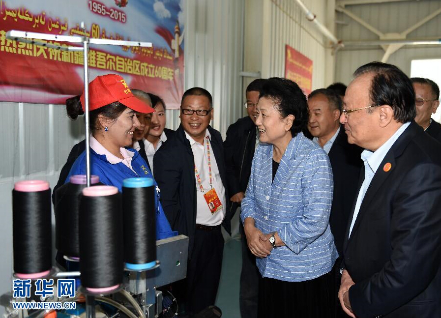 9月28日，中共中央政治局委員、國(guó)務(wù)院副總理、中央代表團(tuán)副團(tuán)長(zhǎng)劉延?xùn)|率中央代表團(tuán)分團(tuán)赴阿克蘇地區(qū)、伊犁哈薩克自治州慰問，與各族干部群眾共度節(jié)日、共享歡樂。這是劉延?xùn)|在阿克蘇紡織工業(yè)城慰問棉紡工人。新華社記者張領(lǐng)攝
