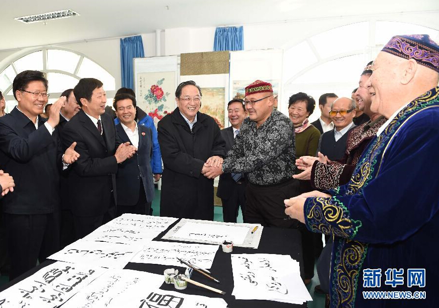 9月29日，中共中央政治局常委、全國(guó)政協(xié)主席、中央代表團(tuán)團(tuán)長(zhǎng)俞正聲率中央代表團(tuán)部分成員赴阿勒泰地區(qū)看望各族干部群眾。這是俞正聲來(lái)到阿勒泰地區(qū)老年人活動(dòng)中心，觀看老同志書(shū)畫(huà)展，同老同志親切交談。新華社記者 高潔 攝