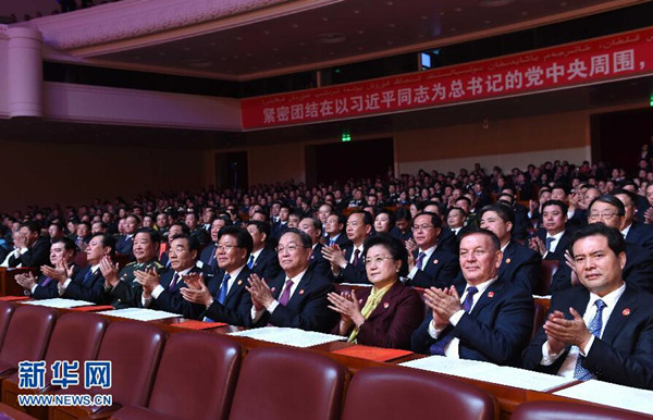     9月30日，慶祝新疆維吾爾自治區(qū)成立60周年文藝晚會(huì)《新疆禮贊》在新疆人民會(huì)堂精彩呈現(xiàn)。中共中央政治局常委、全國(guó)政協(xié)主席、中央代表團(tuán)團(tuán)長(zhǎng)俞正聲，與2000余名各族群眾代表一起觀看演出。新華社記者 饒愛(ài)民 攝