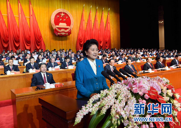 10月1日，慶祝中華人民共和國成立66周年暨新疆維吾爾自治區(qū)成立60周年大會(huì)在新疆人民會(huì)堂隆重舉行。這是中共中央政治局委員、國務(wù)院副總理、中央代表團(tuán)副團(tuán)長劉延?xùn)|宣讀中共中央、全國人大常委會(huì)、國務(wù)院、全國政協(xié)、中央軍委關(guān)于慶祝新疆維吾爾自治區(qū)成立60周年的賀電。新華社記者 饒愛民 攝 