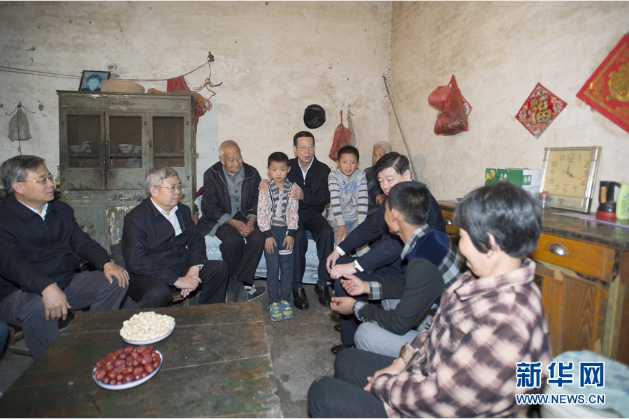 10月22日至23日，中共中央政治局常委、國務(wù)院副總理張高麗在山東調(diào)研扶貧工作情況。這是10月22日，張高麗在菏澤市巨野縣田莊鎮(zhèn)后屯村入戶看望生活困難村民。 新華社記者 王曄 攝