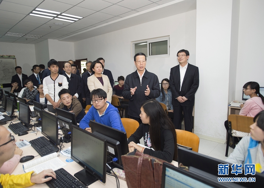 10月22日至23日，中共中央政治局常委、國務(wù)院副總理張高麗在山東調(diào)研扶貧工作情況。這是10月22日，張高麗在濟(jì)寧市惠普軟件人才實(shí)訓(xùn)基地調(diào)研教育培訓(xùn)脫貧有關(guān)情況。 新華社記者 王曄 攝