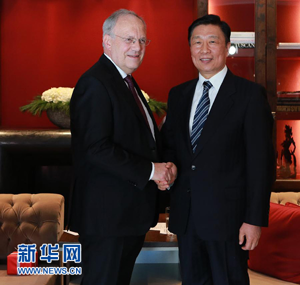 1月21日，中國國家副主席李源潮（右）在瑞士達(dá)沃斯會見瑞士聯(lián)邦主席施奈德－阿曼。 新華社記者羅歡歡攝