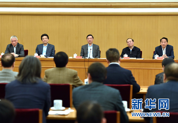 4月8日，中共中央政治局委員、中央書記處書記、中宣部部長劉奇葆在北京同講好中國故事專家學者、文化交流使者研討班學員座談。 新華社記者李濤 攝