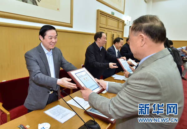4月8日，中共中央政治局委員、中央書記處書記、中宣部部長劉奇葆在北京同講好中國故事專家學者、文化交流使者研討班學員座談。這是劉奇葆在座談會上向獲得講好中國故事文化交流使者稱號的代表頒發(fā)證書。新華社記者 李濤 攝