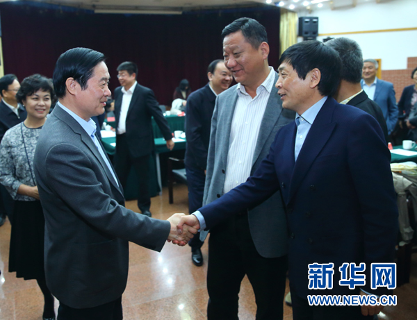 4月12日，中共中央政治局委員、中央書記處書記、中宣部部長劉奇葆在北京出席&ldquo;走向世界的中國兒童文學(xué)&rdquo;座談會(huì)并講話。這是座談會(huì)后，劉奇葆與國際安徒生獎(jiǎng)獲得者、兒童文學(xué)作家曹文軒握手。新華社記者丁海濤攝