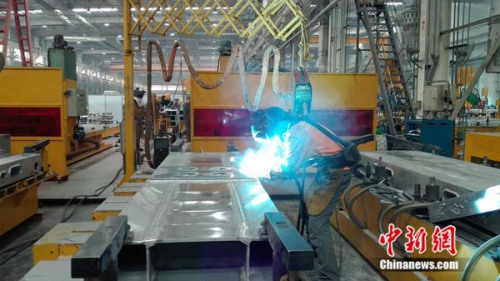 中車青島四方機(jī)車車輛股份有限公司&ldquo;80后&rdquo;高級(jí)技師張合禮在車間焊接鋼縫。