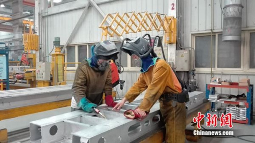 張合禮指導(dǎo)徒弟工作。中新網(wǎng) 邱宇 攝