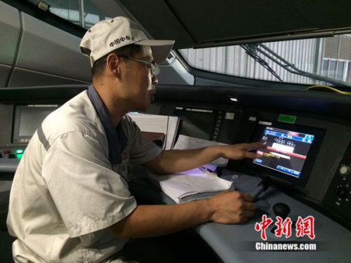 中車青島四方機車車輛股份有限公司高鐵調試高級技師周勇在演示調試過程。中新網 邱宇 攝