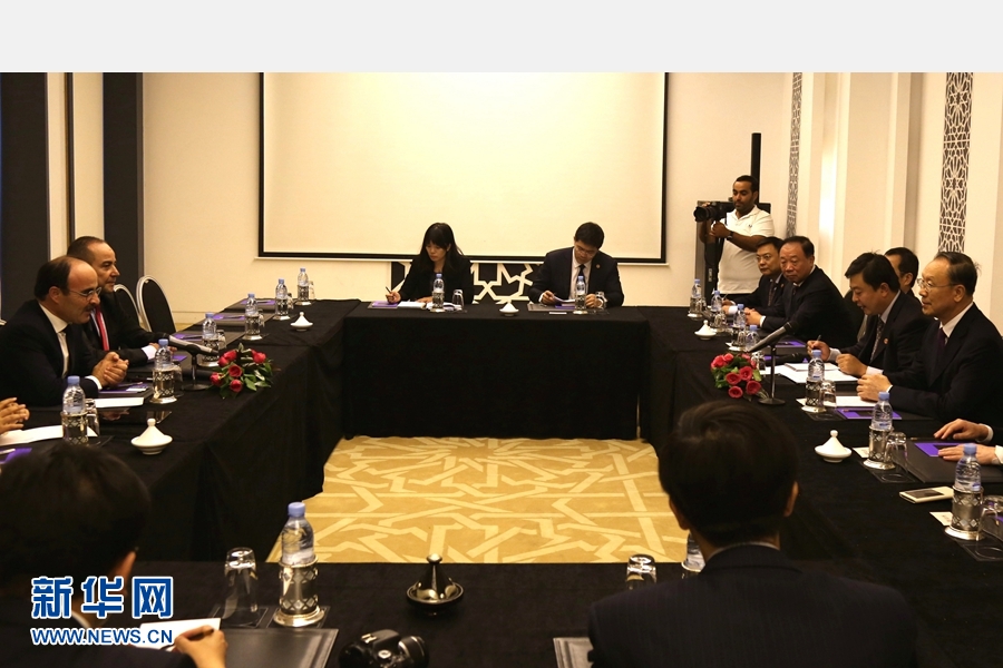 9月19日，在摩洛哥首都拉巴特，中共中央書記處書記、全國政協(xié)副主席杜青林（右一）會見摩洛哥真實性與現(xiàn)代黨總書記奧馬里（左一）。應(yīng)摩洛哥參議院邀請，中共中央書記處書記、全國政協(xié)副主席杜青林于18日至20日率中共代表團(tuán)訪摩，分別會見政府首腦本&middot;基蘭、參議長本希馬、真實性與現(xiàn)代黨總書記奧馬里等。新華社記者劉鍇攝