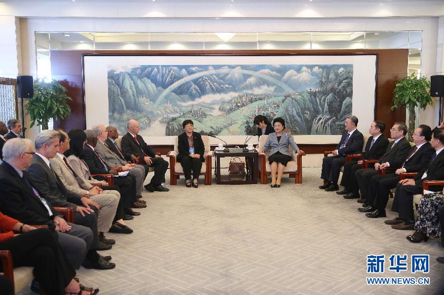 9月28日，國際醫(yī)學(xué)科學(xué)院組織2016年全體成員大會(huì)在北京舉行。國務(wù)院副總理劉延?xùn)|出席會(huì)議并作主旨報(bào)告。會(huì)前，劉延?xùn)|集體會(huì)見出席大會(huì)的主要嘉賓。新華社記者劉衛(wèi)兵攝 