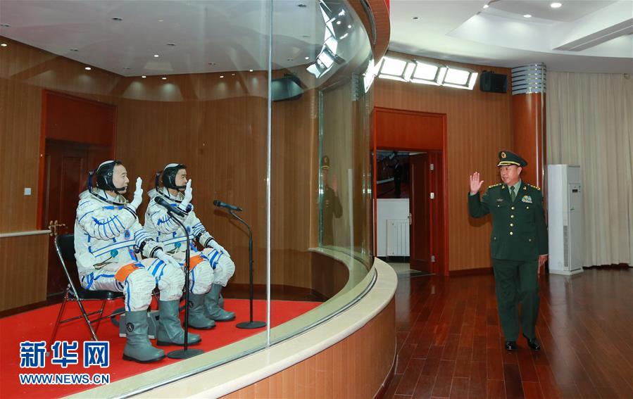 （時(shí)政）范長(zhǎng)龍看望神舟十一號(hào)航天員景海鵬、陳冬