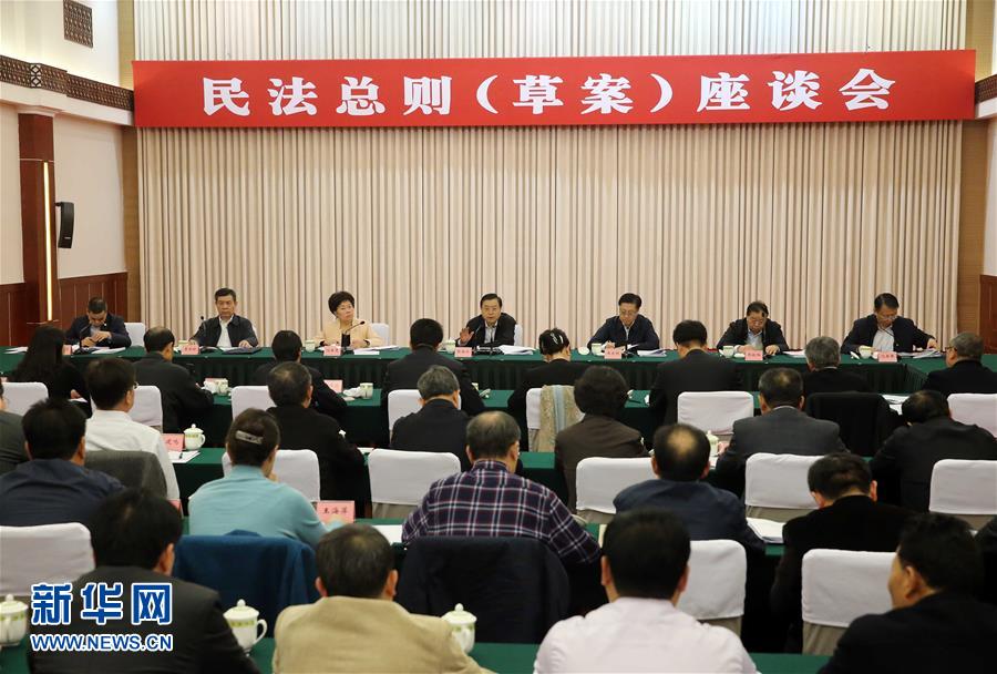 這是11月23日，張德江在成都主持召開座談會(huì)，11個(gè)?。▍^(qū)、市）人大常委會(huì)負(fù)責(zé)同志、部分全國(guó)人大代表、法律工作者及專家學(xué)者參加會(huì)議。新華社記者 劉衛(wèi)兵 攝 