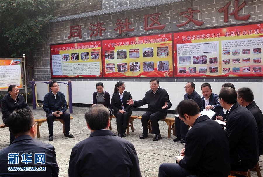這是11月21日，張德江來到宜賓李莊鎮(zhèn)同濟(jì)社區(qū)，了解社區(qū)的工作情況。 新華社記者 劉衛(wèi)兵 攝 