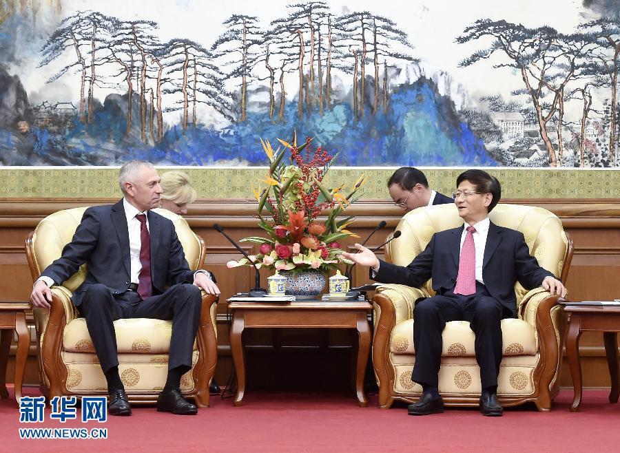 11月25日，中共中央政治局委員、中央政法委書記孟建柱在北京會見白俄羅斯總統(tǒng)辦公廳副主任米茨克維奇。 新華社記者燕雁攝 
