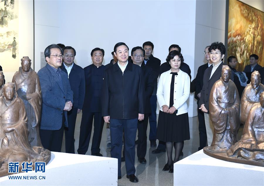 12月6日，中共中央政治局委員、中央書(shū)記處書(shū)記、中宣部部長(zhǎng)劉奇葆在北京參觀中華文明歷史題材美術(shù)創(chuàng)作工程入選作品展覽。 新華社記者張領(lǐng)攝