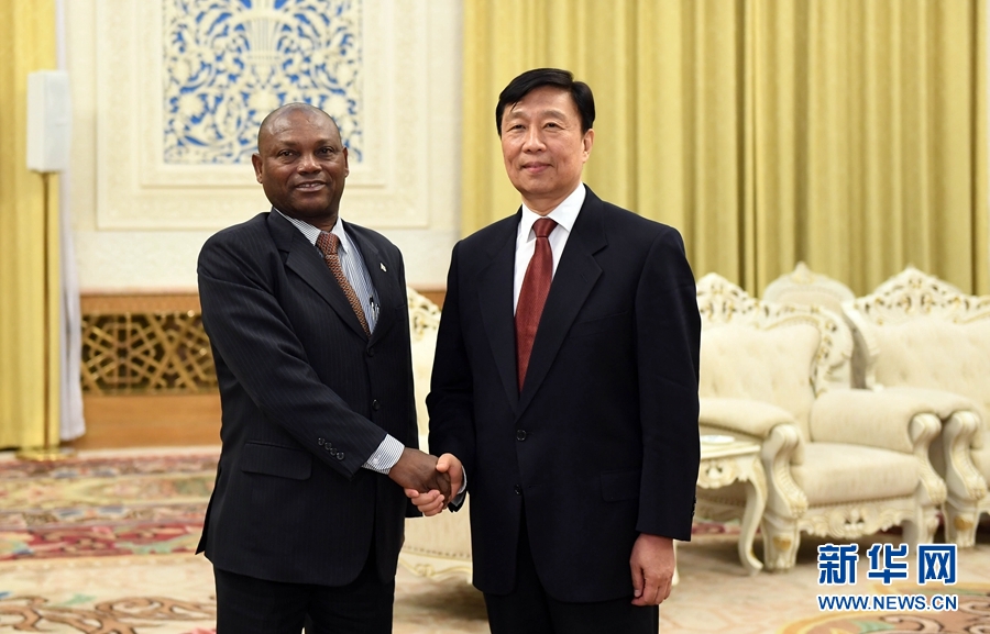 12月26日，國(guó)家副主席李源潮在北京會(huì)見圣多美和普林西比外交和海外僑民部部長(zhǎng)博特略。 新華社記者 張鐸 攝