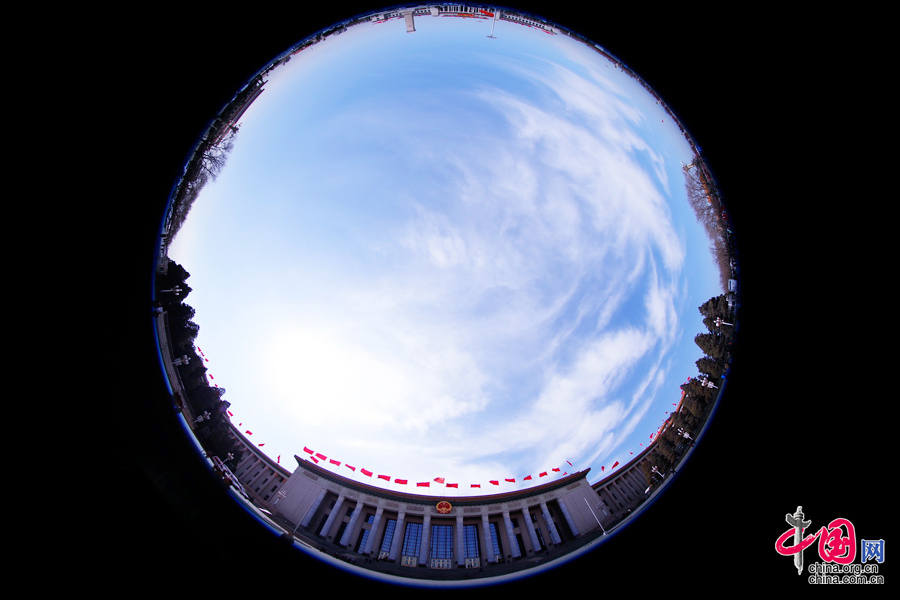  人民大會(huì)堂、天安門(mén)廣場(chǎng)、人民英雄紀(jì)念碑外部全景。中國(guó)網(wǎng) 鄭亮攝