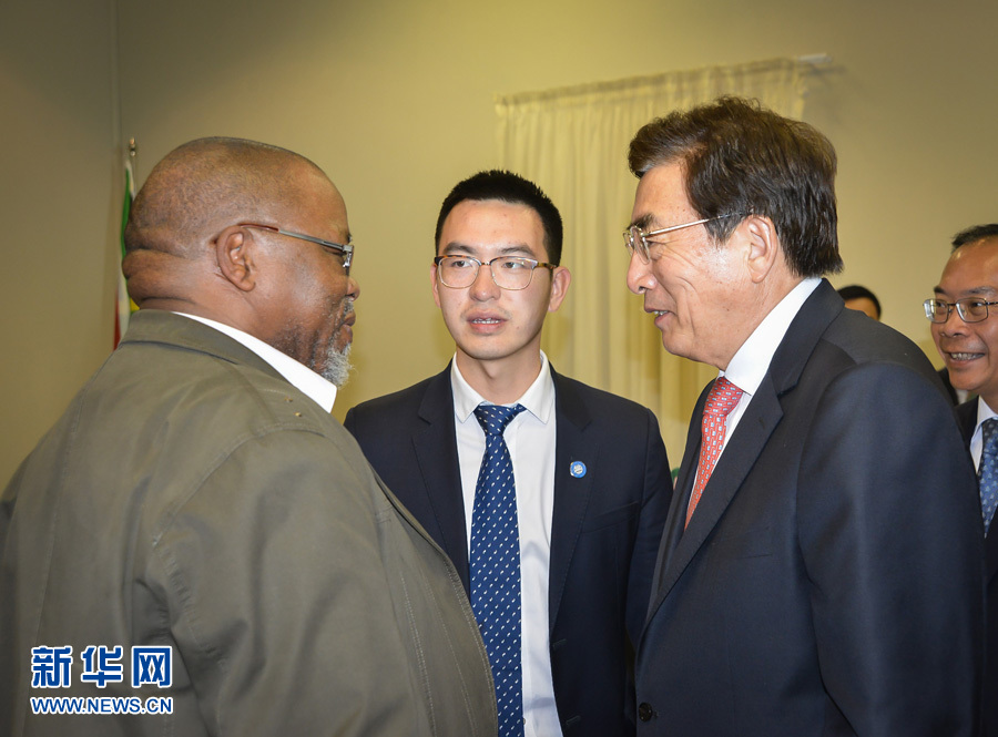 3月26日，中共中央政治局委員、北京市委書記郭金龍（前右）在南非約翰內(nèi)斯堡與執(zhí)政的南非非洲人國民大會(huì)總書記曼塔謝（前左）舉行工作會(huì)談。  新華社記者趙熙攝