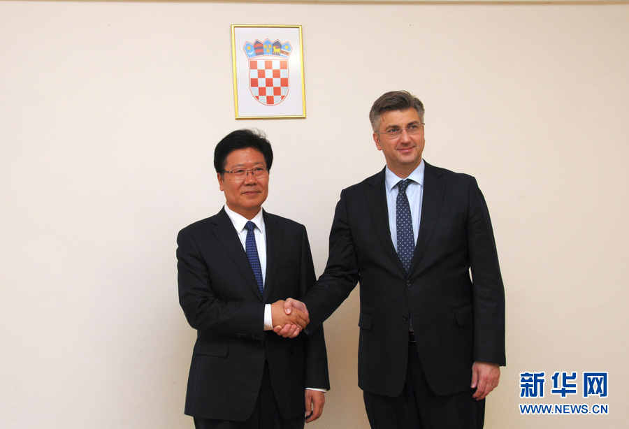 4月10日，克羅地亞民主共同體主席、政府總理普連科維奇（右）在薩格勒布會見中共中央政治局委員、中央黨的建設(shè)工作領(lǐng)導(dǎo)小組副組長張春賢。新華社記者薛群攝